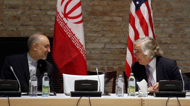 Министр энергетики США Эрнест Мониз (справа) и глава Иранской организации по атомной энергии Али Акбар Салехи (слева) встретились в Вене, Австрия, 9 июля 2015 года.