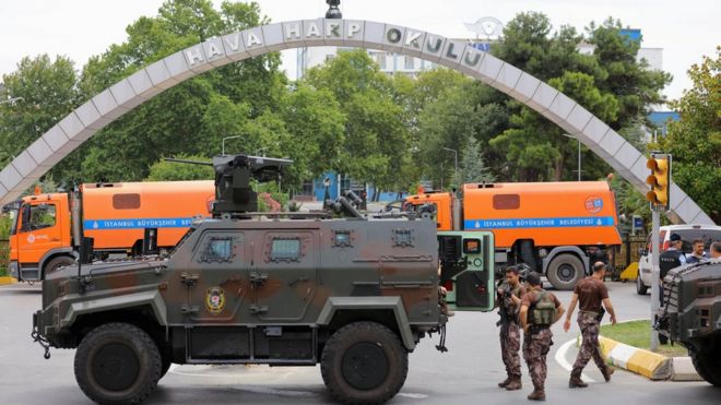 Un vehículo blindado vigila la Academia de la Fuerza Aérea en Estambul.