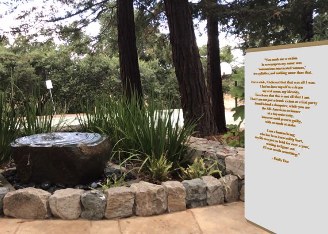 Сцена в саду Стэнфордского университета с мемориальной доской с дополненной реальностью со словами Шанель Миллер
