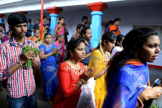 Индийские студенты и другие возносят молитвы Господу Баладжи, известному как «Бог-виза», в храме в городе Хайдарабад в 2017 году.