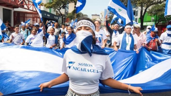 Жители Никарагуа, проживающие в Коста-Рике, проводят акцию протеста против правительства президента Никарагуа Даниэля Ортеги в Сан-Хосе 20 января 2019 года.