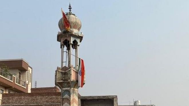 मस्जिद की मीनार पर झंडे