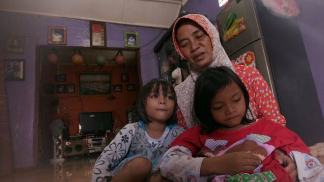 Изображение матери индонезийской певицы dangdut Ирмы Буле Энкум и двух ее дочерей