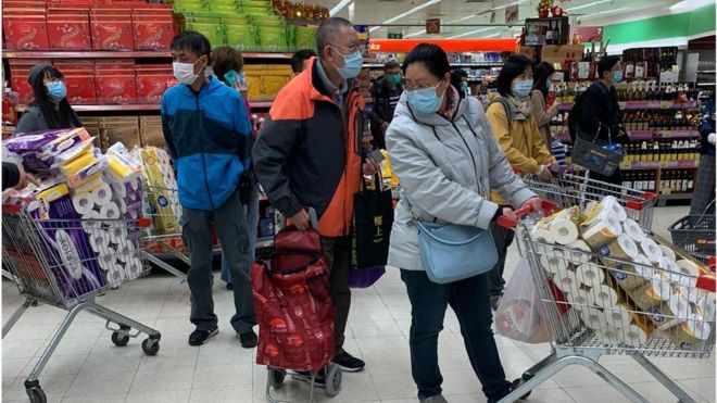 市民擔心香港物資供應，在超級市長買大量日用品。