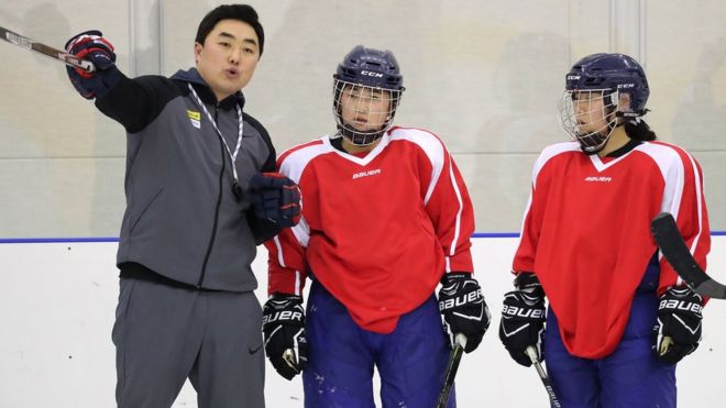 Северокорейские игроки разговаривают со своим южнокорейским тренером на тренировке зимних Олимпийских игр 2018 года.