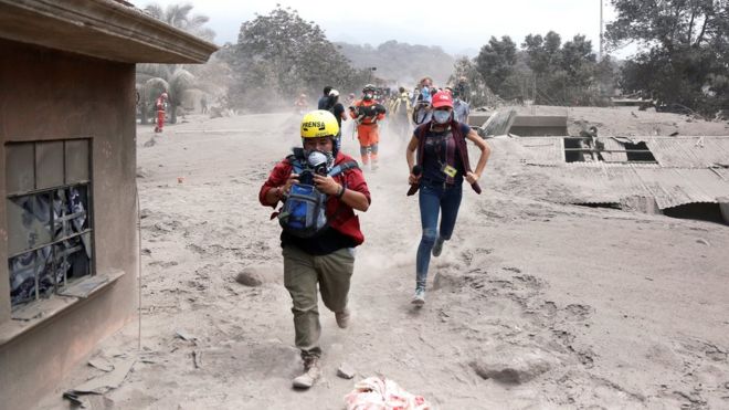Представители СМИ реагируют на зону, пострадавшую от извержения вулкана Фуэго в общине Сан-Мигель-Лос-Лотес в Эскуинтле, Гватемала, 5 июня 2018 года.