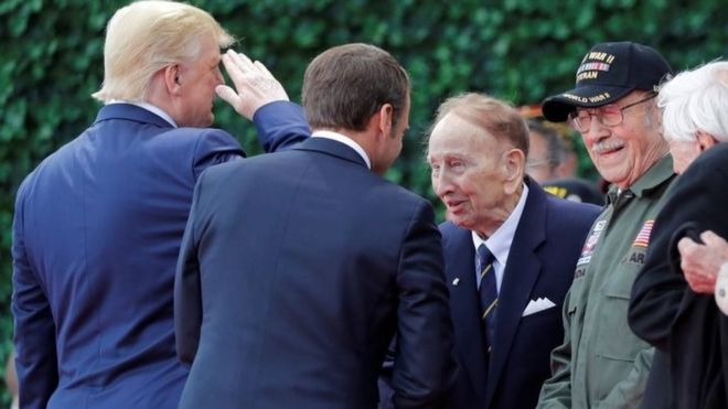 Президент США Дональд Трамп приветствует ветеранов Второй мировой войны
