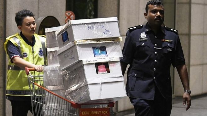 Полиция вывозит вещи из резиденции Наджиба Разака в Куала-Лумпуре, Малайзия (18 мая 2018 года)