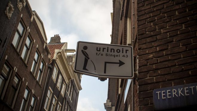 Знак, указывающий на мужской писсуар в Амстердаме