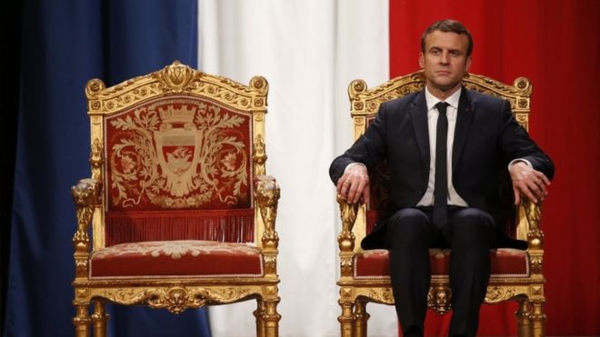 Президент Франции Эммануэль Макрон слушает выступление мэра Парижа Анны Идальго в день его инаугурации, 14 мая