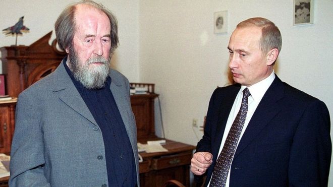 Tổng thống Nga Vladimir Putin trò chuyện với nhà văn Nga Alexander Solzhenitsyn, tại ngôi nhà ngoại ô của Solzhenitsyn gần Moscow vào ngày 20 tháng 9 năm 2000