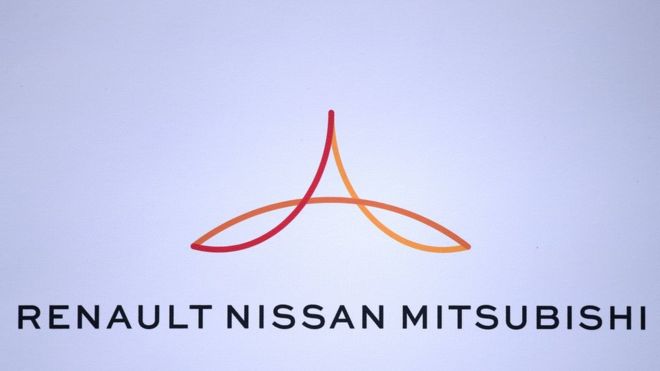 Логотип Renault-Nissan-Mitsubishi отображается во время пресс-конференции 2017 года