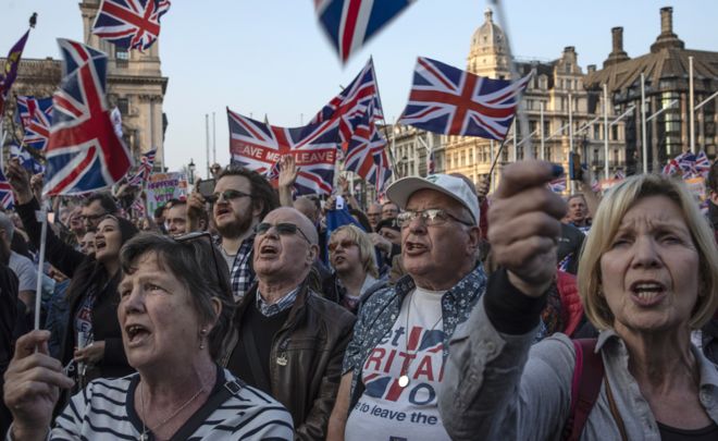 Демонстранты Pro-Brexit собираются на площади Парламента, чтобы послушать выступление Найджела Фараджа