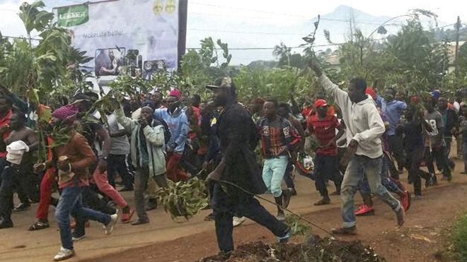 Демонстранты маршируют во время акции протеста против предполагаемой дискриминации в пользу франкоязычного большинства страны в Баменде, Камерун - сентябрь 2017 года