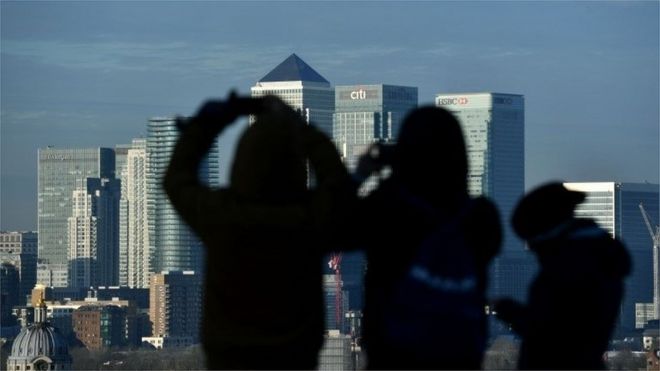 Люди смотрят на банки лондонского Сити