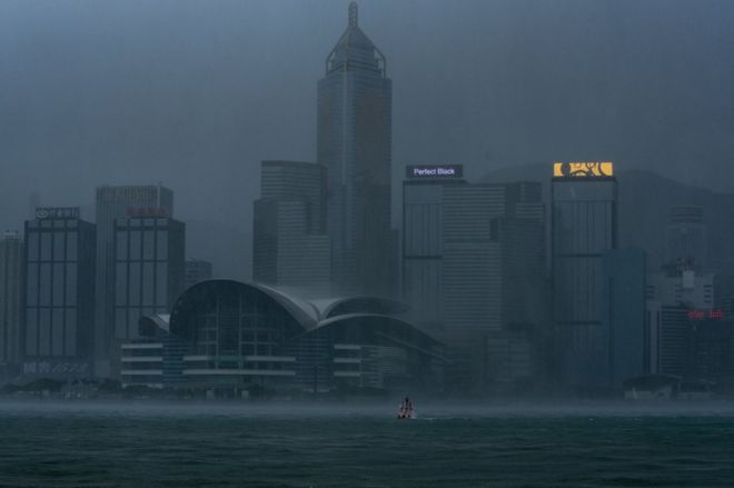 Гавань Виктория во время подхода супертайфуна «Мангхут» к Гонконгу 16 сентября 2018 г.