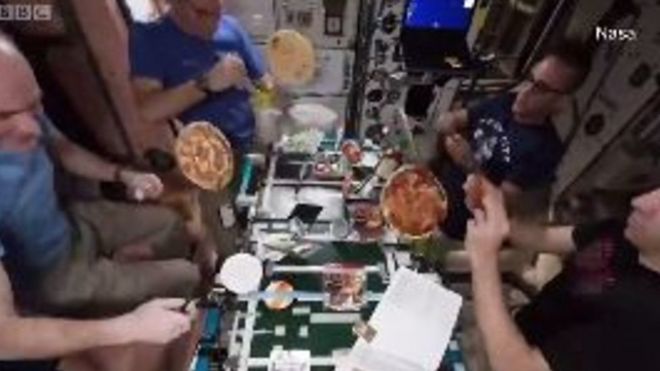 Космонавти готують піцу на орбіті