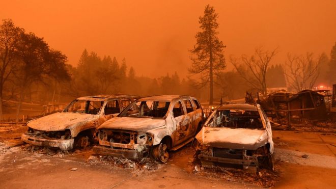 Сгоревшие автомобили сидят на автомобильной стоянке в Раю, к северу от Сакраменто, штат Калифорния, 9 ноября 2018 года.