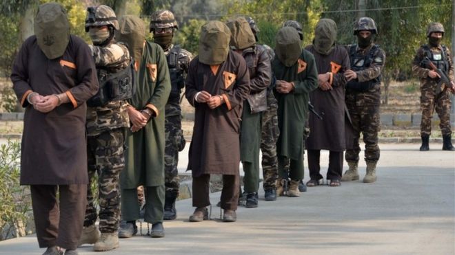 Forças de segurança afegãs com combatentes do Taleban capturados