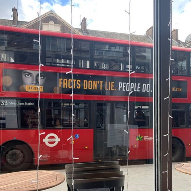 Майкл Джексон объявления на автобусе