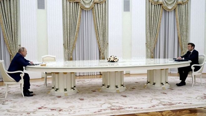 طاولة طويلة بين بوتين وماكرون