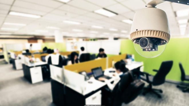 一些公司使用摄像头和蓝牙红外传感器来检测办公室某个角落里有多少人在工作，包括他们怎么走动。