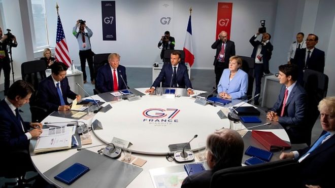 Лидеры собираются за столом на саммите G7 во Франции в 2019 г.