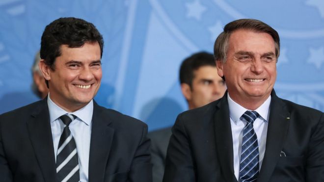 Sergio Moro e Jair Bolsonaro sorriem