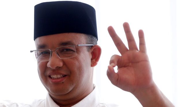 Кандидат в губернаторы Анис Басведан голосует на выборах губернатора Джакарты в Южной Джакарте, Индонезия, 19 апреля 2017 года.