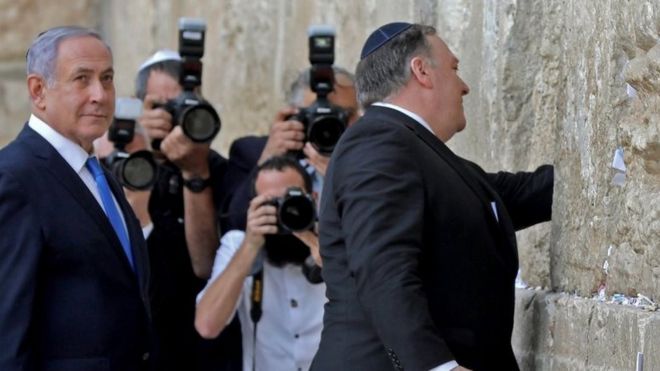 Премьер-министр Израиля Биньямин Нетаньяху (слева) готовится, когда государственный секретарь США Майк Помпео (справа) молится у Западной стены в старом городе Иерусалима 21 марта 2019 года,