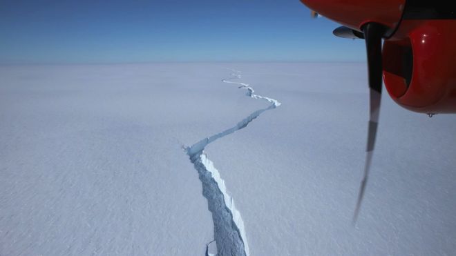 Vista aérea de uma fissura no gelo
