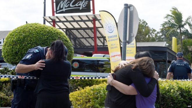 Люди реагируют на стрельбу в ресторане McDonalds в Хеленсвейле на Золотом берегу в четверг, 10 сентября 2015 года.