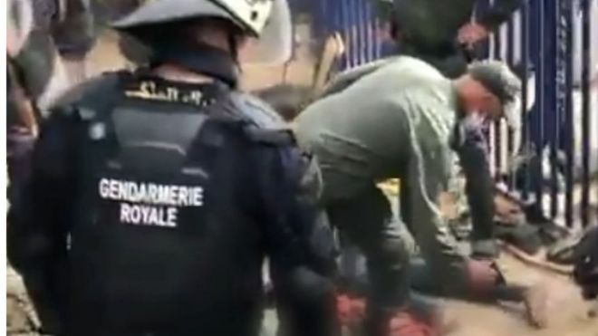 عناصر الشرطة المغربية تجر جثة مهاجر إلى الجانب المغربي من الحدود