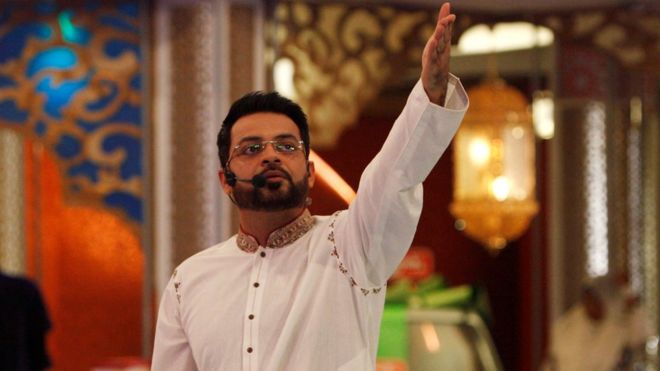 Аамир Лиакват Хуссейн жесты во время живого шоу в Карачи, Пакистан, 26 июля 2013 года