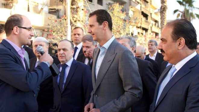 Президент Сирии Башар Асад беседует с журналистом во время поездки в пригород Дамаска Дарайя (12 сентября 2016 года)