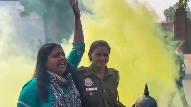 संसद के बाहर प्रदर्शन