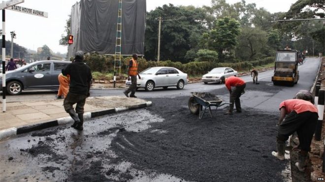 Кенийские строители-строители заменяют старую асфальтированную дорогу, ведущую к государственному дому Кении