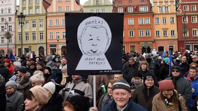 Сторонники Комитета защиты демократии протестовали во Вроцлаве 23 января 2016 года.