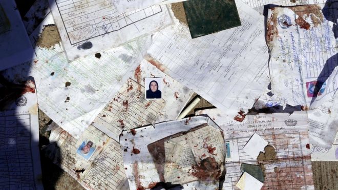 Фото паспорта и бланки лежат на улице после взрыва бомбы в Кабуле, 22 апреля