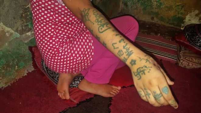 Марокканский подросток Хадиджа, 17 лет, демонстрирует татуировки 21 августа 2018 года