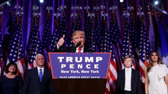 Избранный президент-республиканец Дональд Трамп произносит свою благодарственную речь во время ночных выборов в нью-йоркском отеле Hilton Midtown ранним утром 9 ноября 2016 года в Нью-Йорке.
