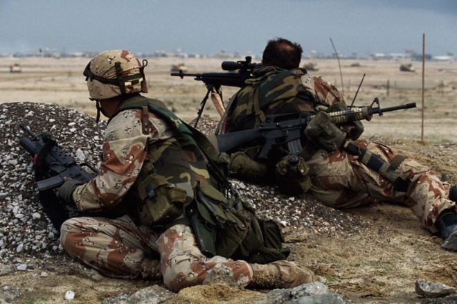 Солдаты союзников во время наземного наступления войны в Персидском заливе на Кувейт