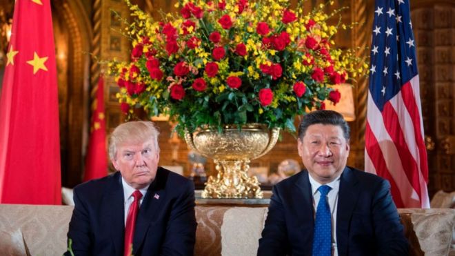 Президент США Дональд Трамп (слева) встречается с президентом Китая Си Цзиньпином (справа) во время двусторонней встречи в имении Мар-а-Лаго в Уэст-Палм-Бич, штат Флорида, 6 апреля 2017 года.