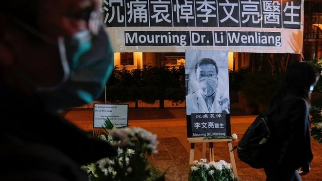 Бдение в честь Ли Вэньляна, офтальмолога, умершего от коронавируса в больнице в Ухане, Гонконг, Китай. 7 фев 2020