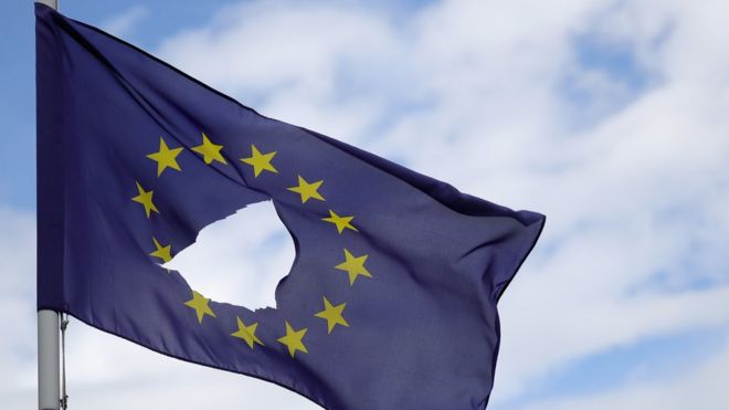 Una bandera agujereada de la UE.
