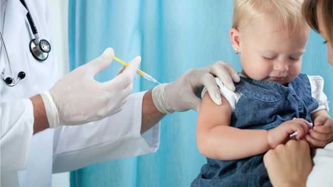 Малышу дают обычную вакцину