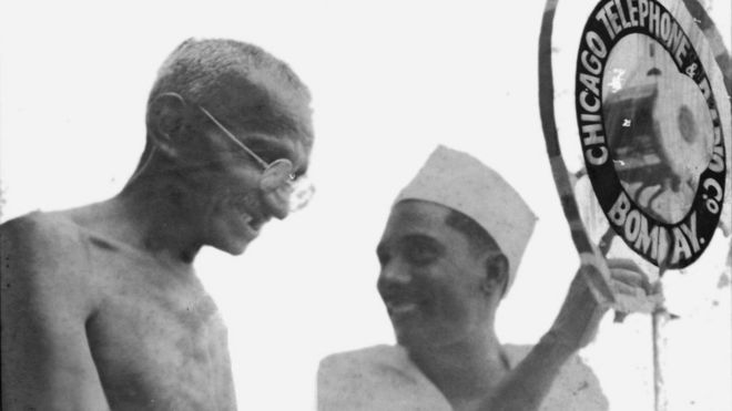 1929 में कराची में एक सम्मेलन के दौरान मोटवाने महात्मा गांधी को अपना माइक दिखाते हुए