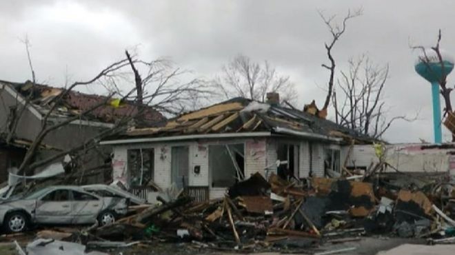 Дом, частично разрушенный ураганом