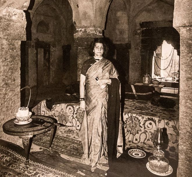 Бегум Вилаят Махал на фото со своими прекрасными персидскими коврами