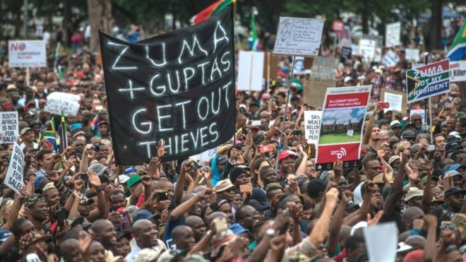 Десятки тысяч южноафриканцев из различных политических и общественных групп маршируют к зданиям Союза, чтобы выразить протест против президента Южной Африки и потребовать его отставки 7 апреля 2017 года в Претории.